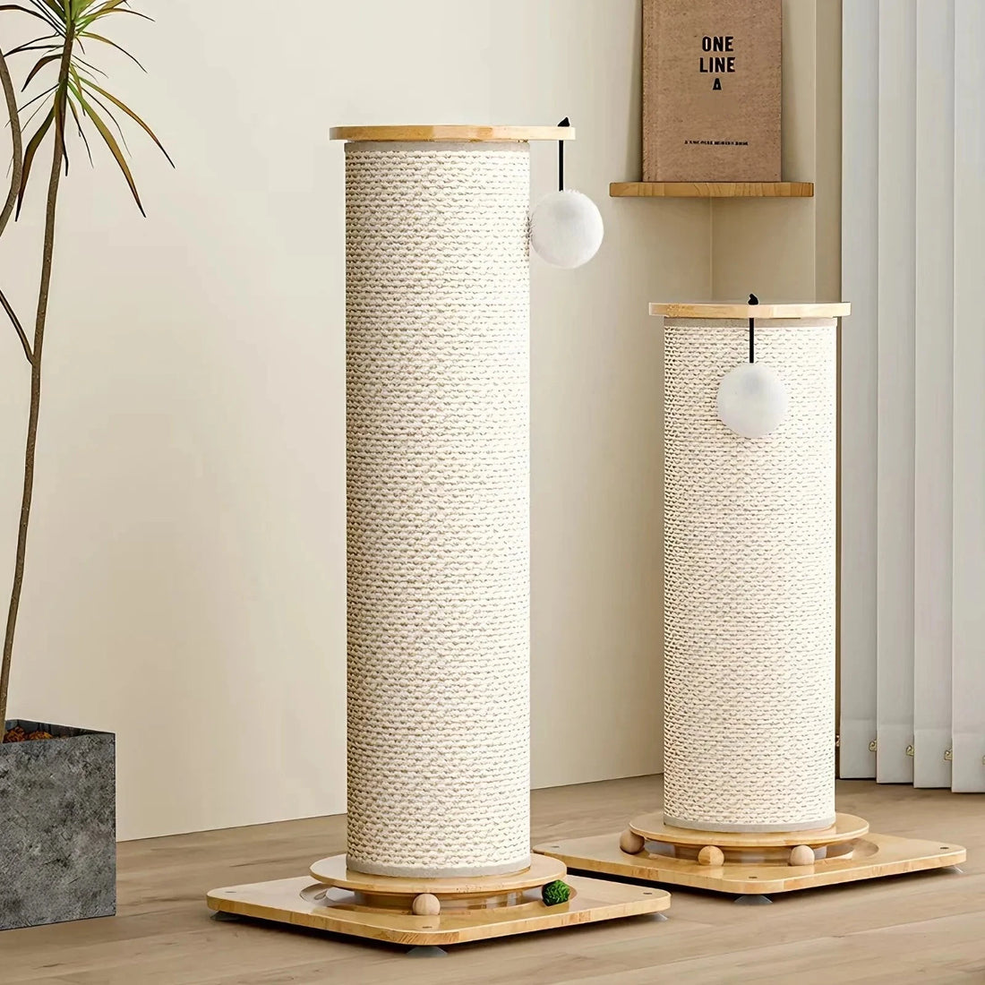 Griffoir pour chat 3 en 1 en sisal, modèles 80 cm et 60 cm avec pompons et base à billes dans un salon