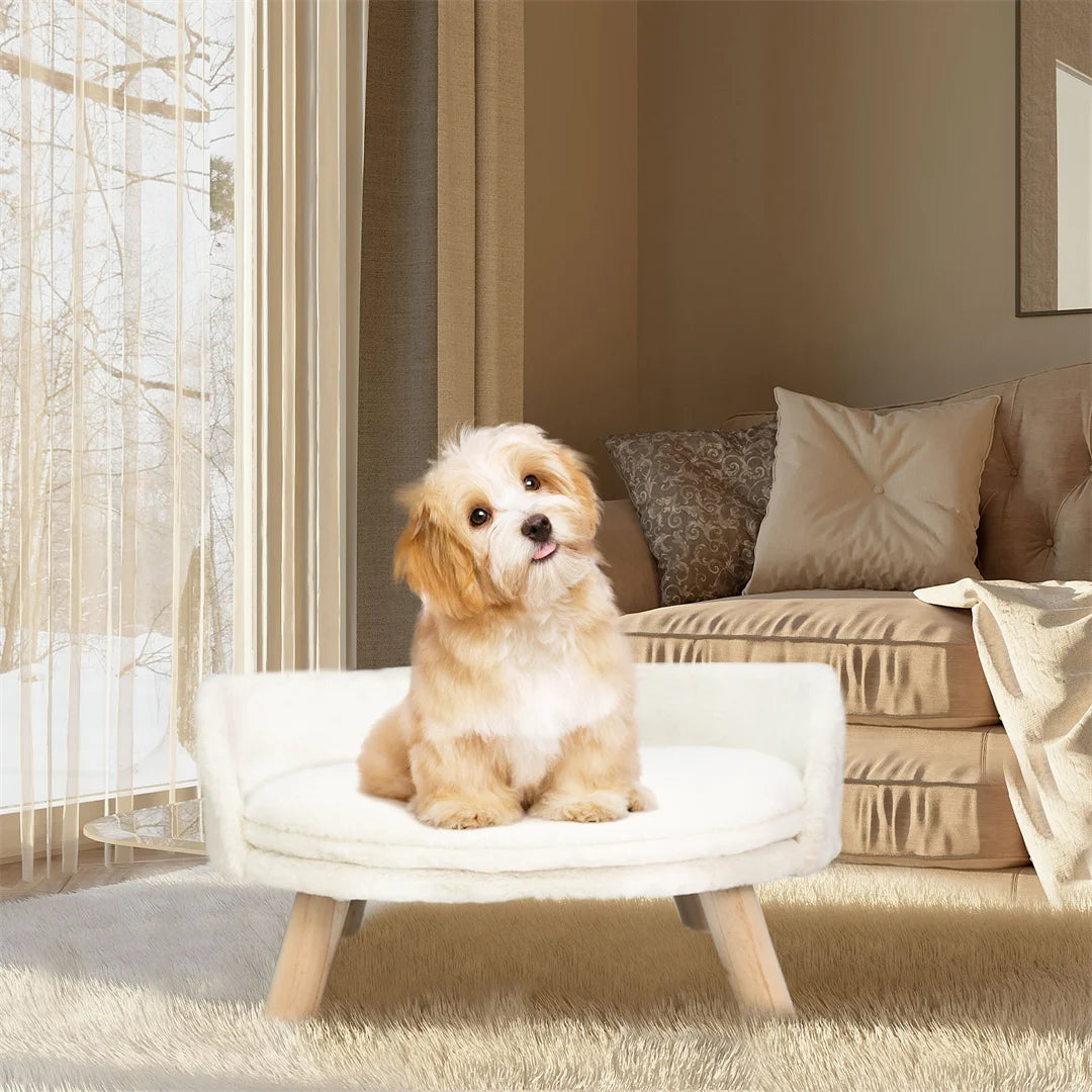 Lit surélevé BINGOPAW en peluche blanche avec pieds en bois massif, petit chien bichon assis dessus