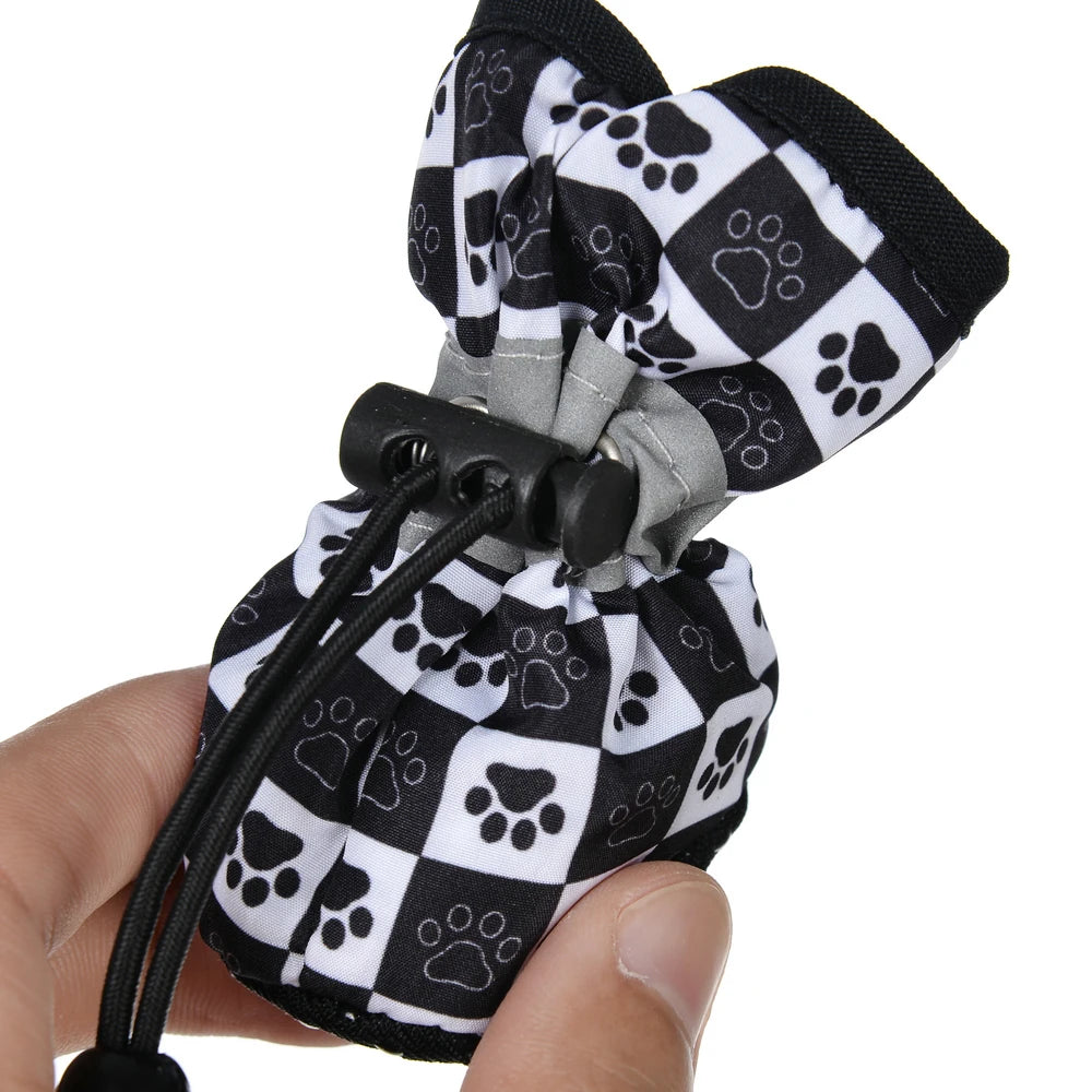 Chaussures imperméables antidérapantes pour chien, lot de 4 motif damier noir et blanc à pattes, sur fond blanc
