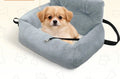 Siège rehausseur auto en peluche pour petit chien et chat, gris clair, avec un chiot installé dedans, matière douce