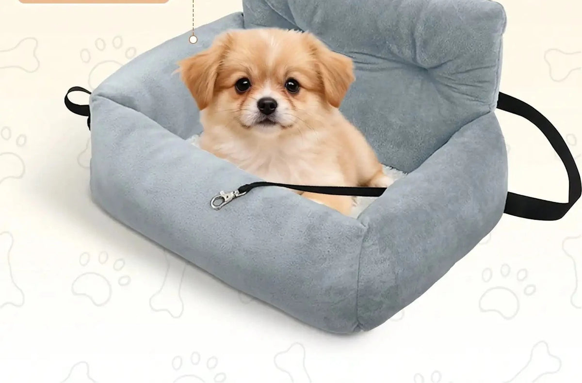 Siège rehausseur auto en peluche pour petit chien et chat, gris clair, avec un chiot installé dedans, matière douce