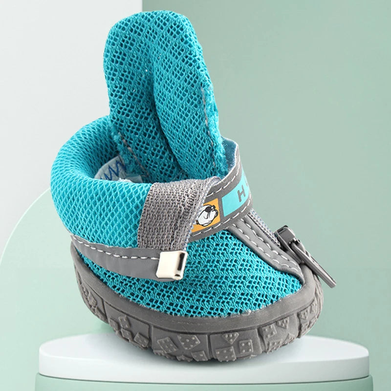 Gros plan sur une des chaussures antidérapantes respirantes pour petit chien turquoise, tige en maille et scratch