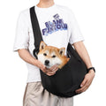 Sac de transport bandoulière pour chien et chat, coloris noir, porté en bandoulière avec un shiba inu