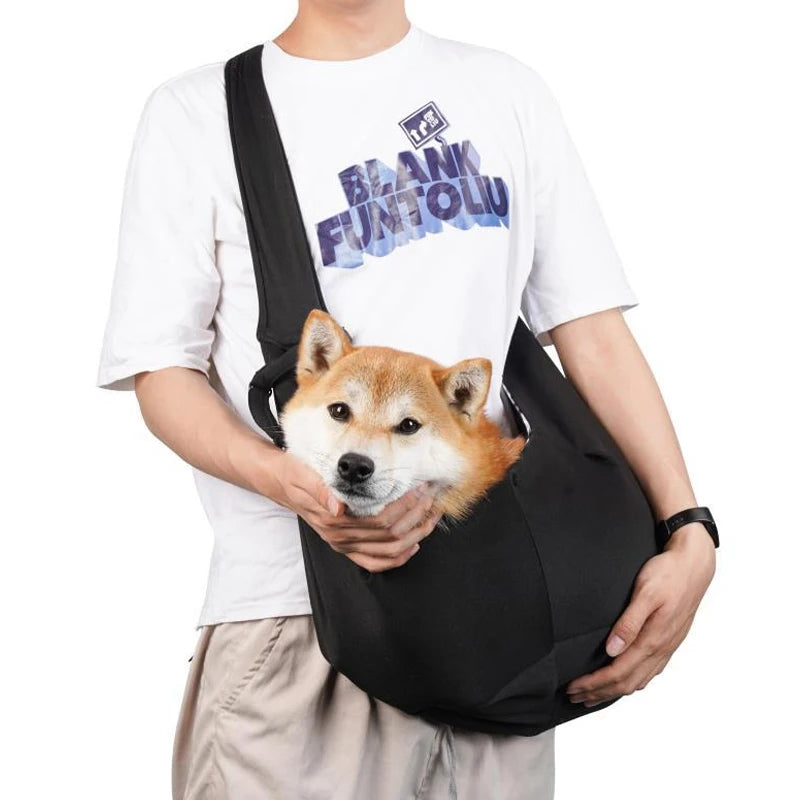 Sac de transport bandoulière pour chien et chat, coloris noir, porté en bandoulière avec un shiba inu