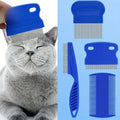 Set de 4 peignes anti-puces en inox, chat gris peigné les yeux fermés et les 4 peignes bleus sur fond bleu