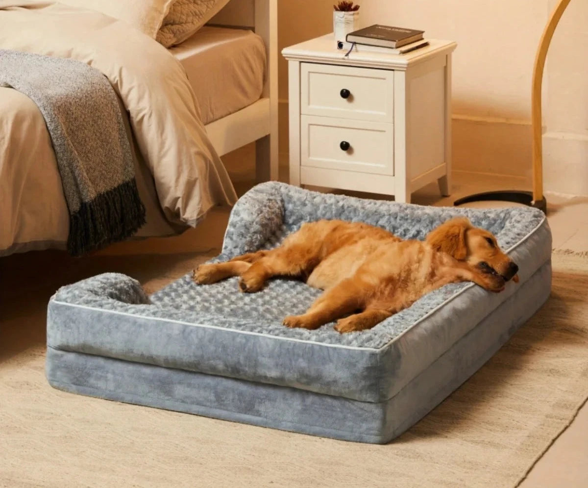 Coussin pour grand chien à rebords, gris, dans une chambre, avec un golden retriever couché sur le côté