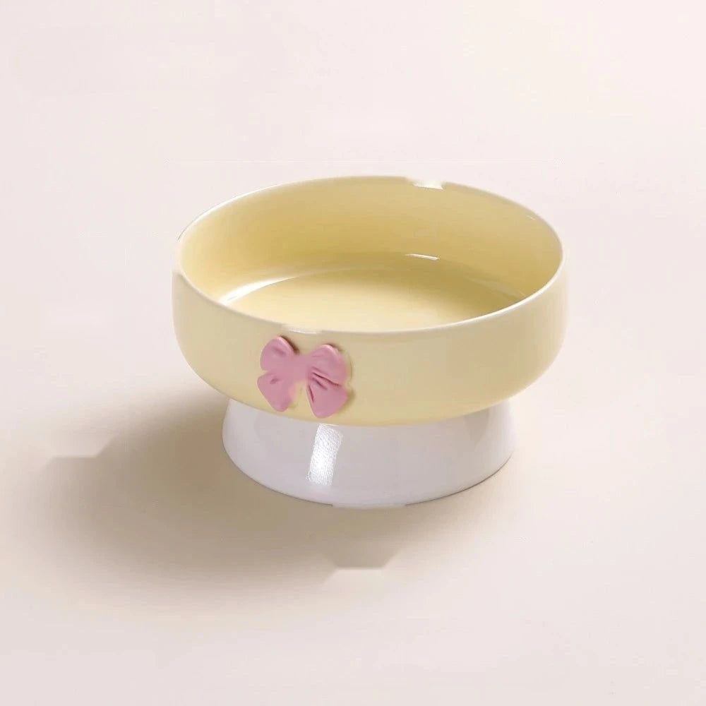 Bol surélevé en céramique avec nœud, coloris jaune, vue de trois quarts