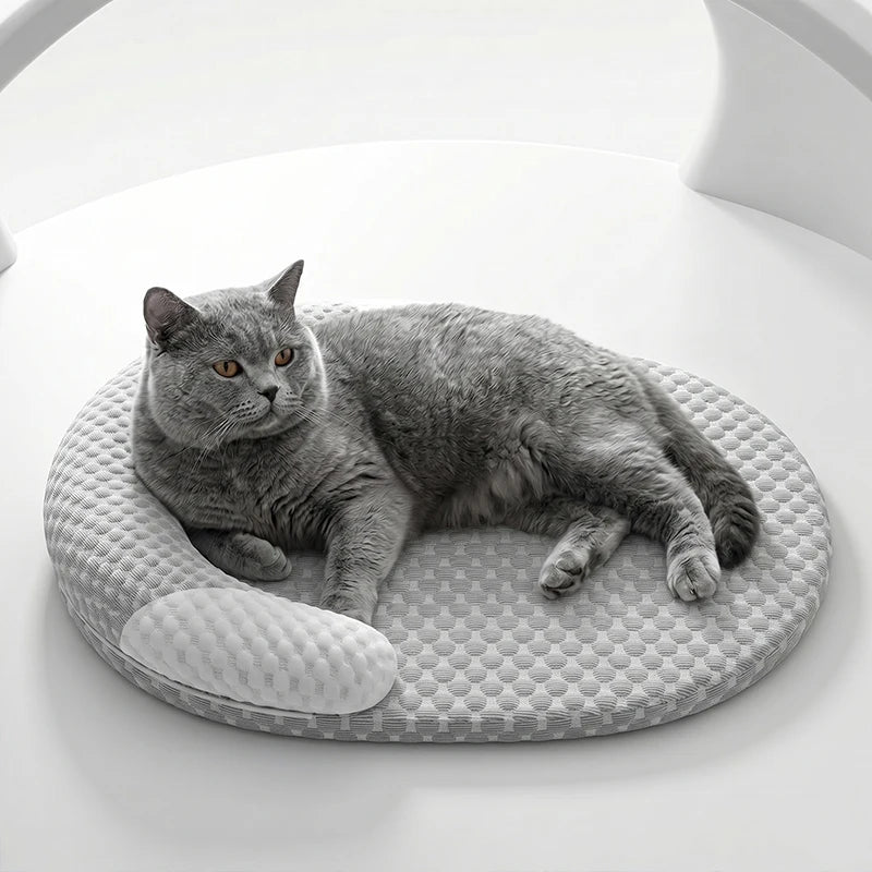Coussin rafraîchissant en soie glacée gris clair avec appui-tête, chat gris couché dessus