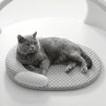 Coussin rafraîchissant en soie glacée gris clair avec appui-tête, chat gris couché dessus