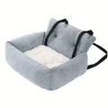 Siège rehausseur auto en peluche pour petit chien et chat, gris clair, vu de trois quarts avec sangles de fixation