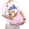 Sac de transport bandoulière pour chien et chat, coloris rose, porté en bandoulière avec un shiba inu