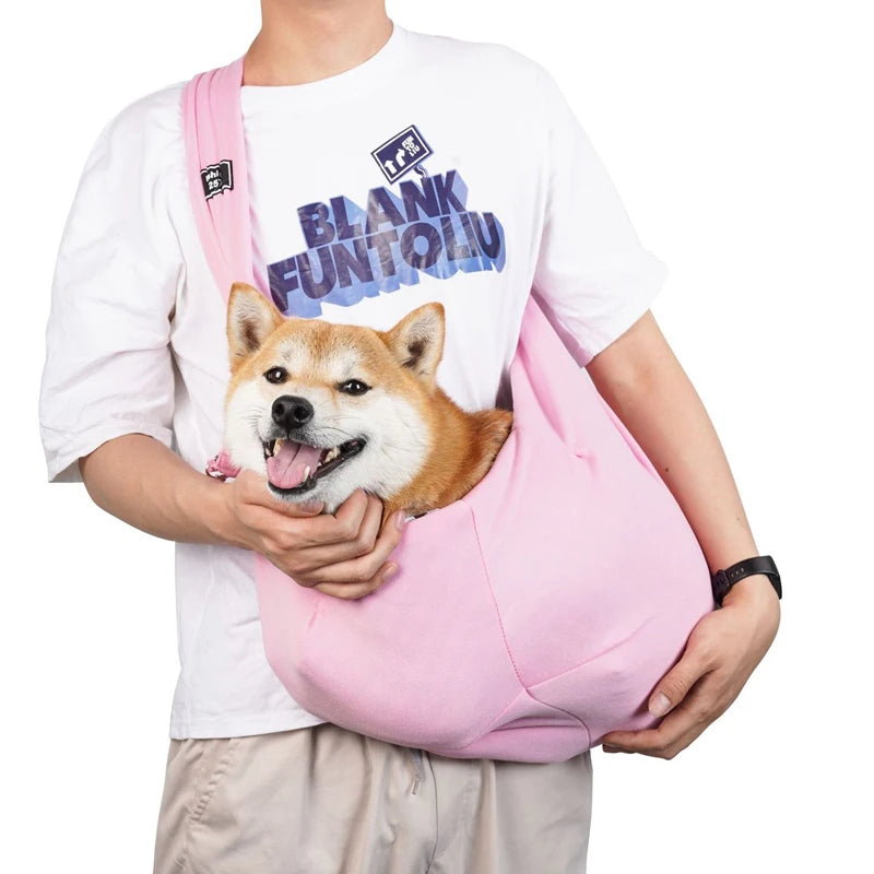 Sac de transport bandoulière pour chien et chat, coloris rose, porté en bandoulière avec un shiba inu