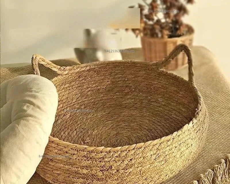 Panier nid en herbe tressée avec oreilles de chat, posé sur un tapis (coussin non inclus)