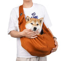 Sac de transport bandoulière pour chien et chat, coloris orange, porté en bandoulière avec un shiba inu