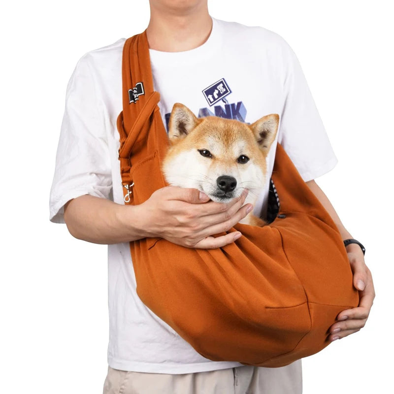 Sac de transport bandoulière pour chien et chat, coloris orange, porté en bandoulière avec un shiba inu