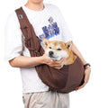 Sac de transport bandoulière pour chien et chat, coloris marron, porté en bandoulière avec un shiba inu