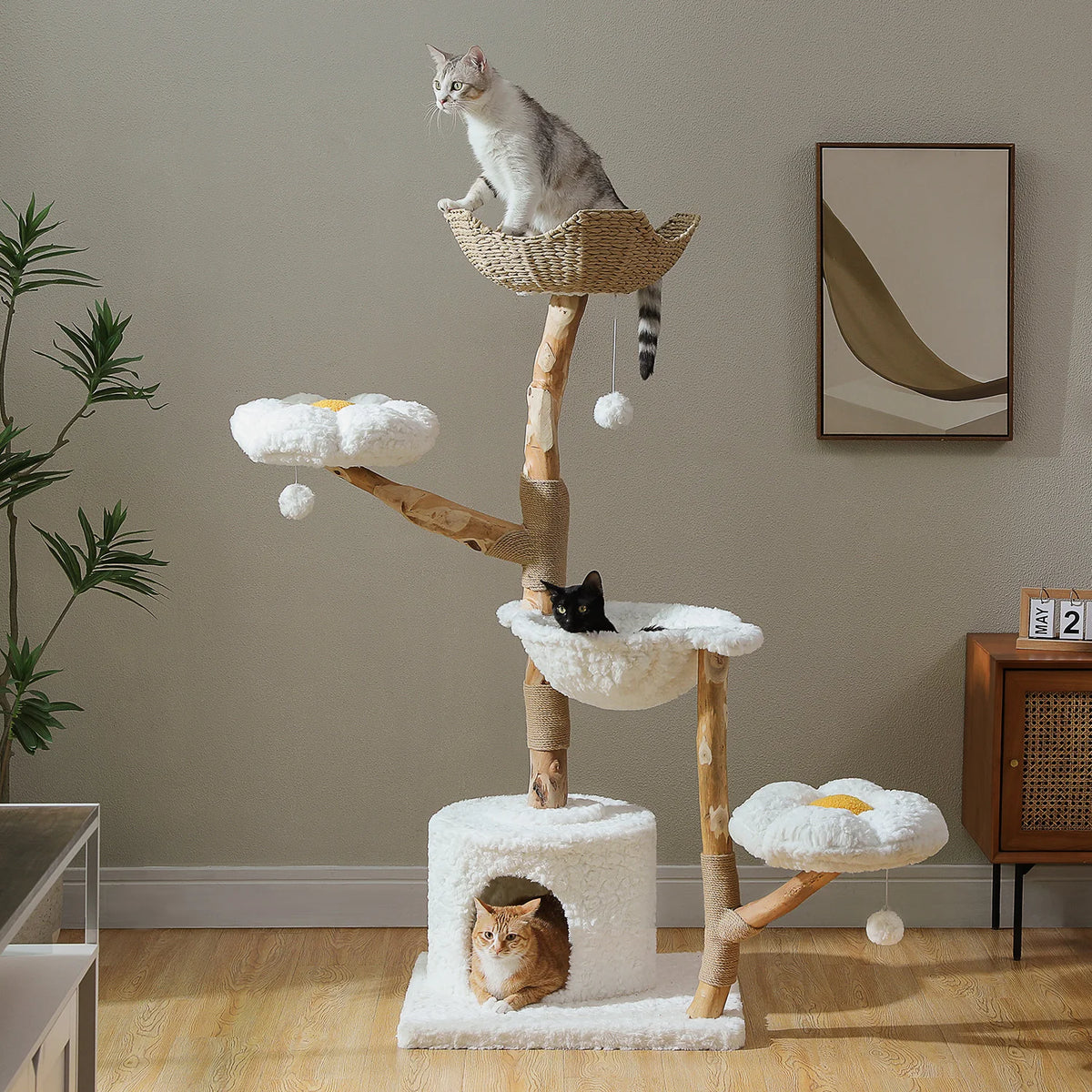 Arbre à chat fleurs en bois massif 150 cm, version fleurs blanches, dans un salon avec chats sur les plateformes