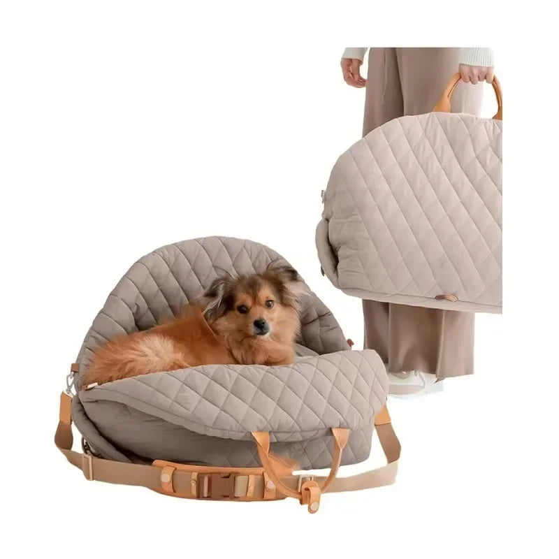 Siège auto 3-en-1 pour petit chien taupe matelassé avec chien installé, et version sac portée à la main
