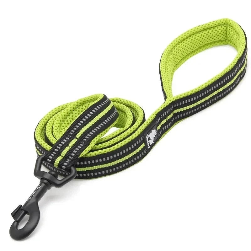 Laisse rembourrée réfléchissante Truelove 200 cm coloris jaune fluo, enroulée avec mousqueton noir, sur fond blanc