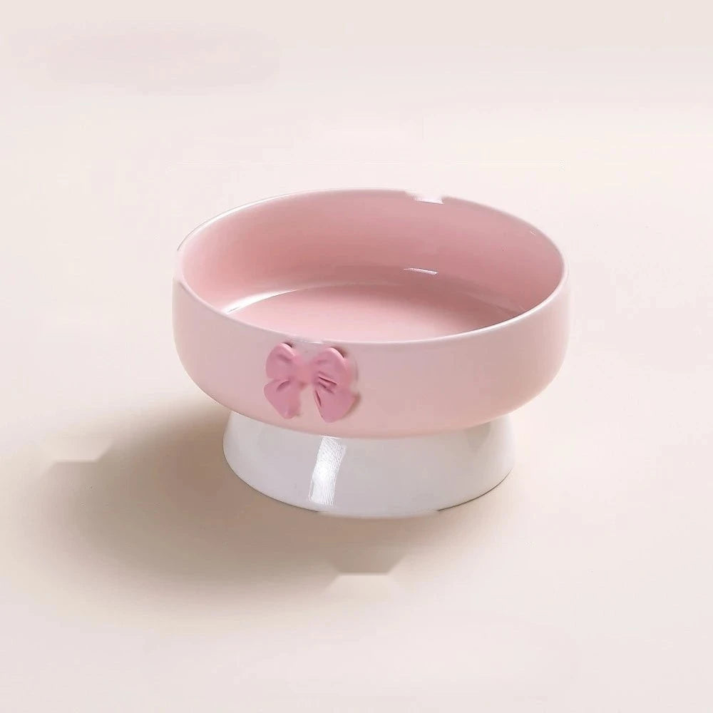 Bol surélevé en céramique avec nœud, coloris blanc crème, vue de trois quarts