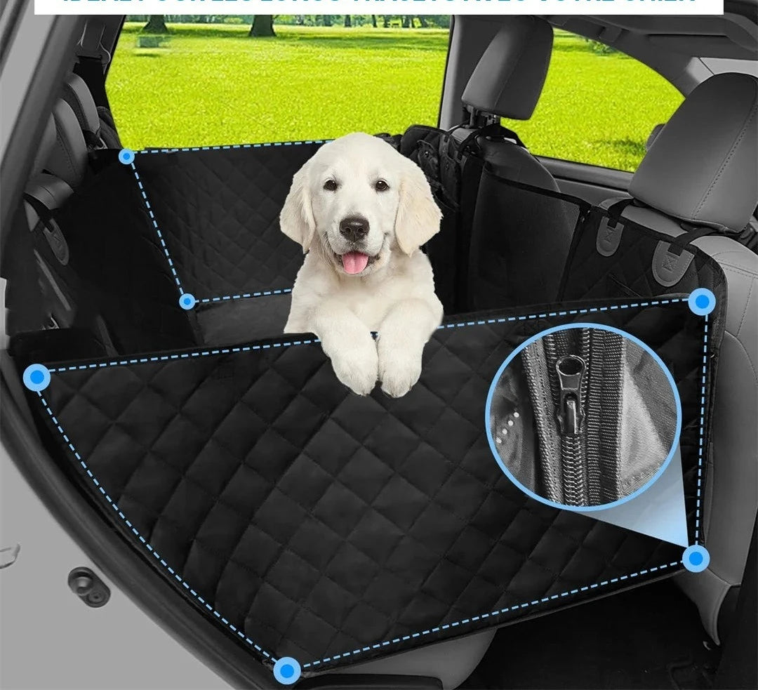 Rallonge de siège arrière imperméable Bingopaw noire installée en voiture, golden retriever couché