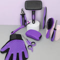 Kit de toilettage 9 pièces pour chien, accessoires violets disposés : gant, brosses, peigne, ciseaux, coupe-griffes