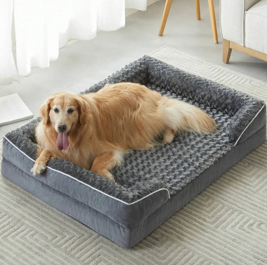 Coussin pour grand chien à rebords, gris, golden retriever allongé dessus, dans un salon clair