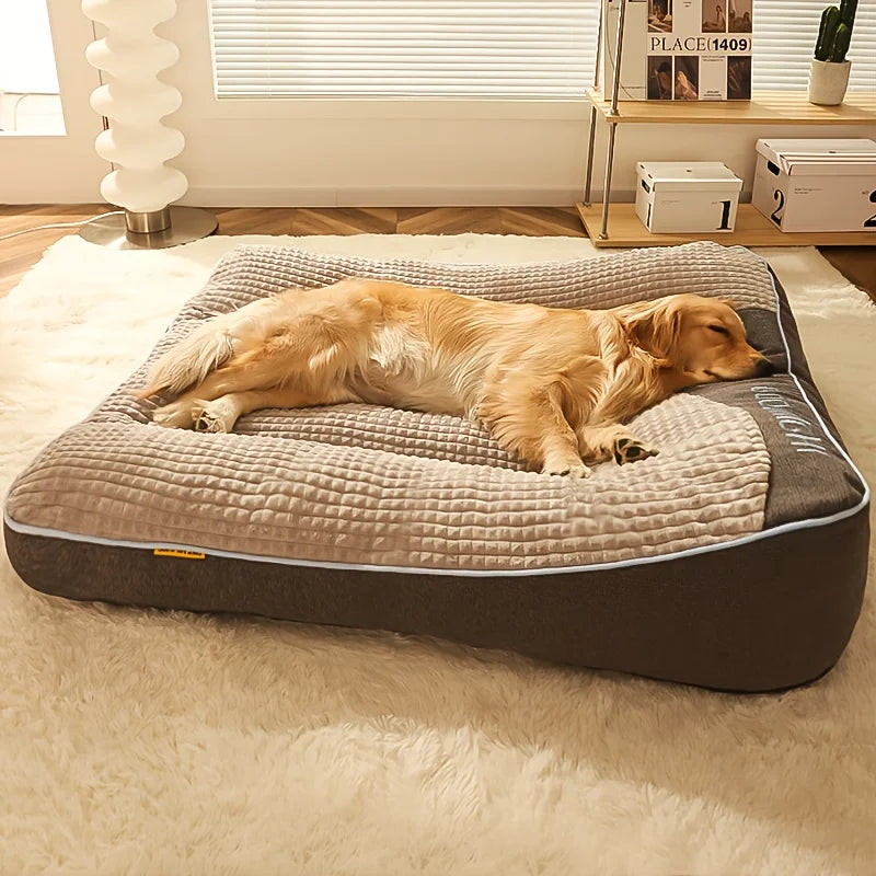 Lit-canapé XXL épais pour chien beige et gris lavable en machine, golden retriever allongé sur un tapis blanc