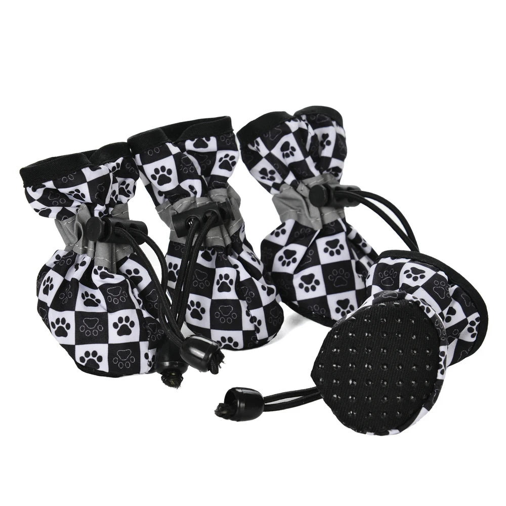 Chaussures imperméables antidérapantes pour chien, lot de 4 motif damier noir et blanc, semelle à picots visible