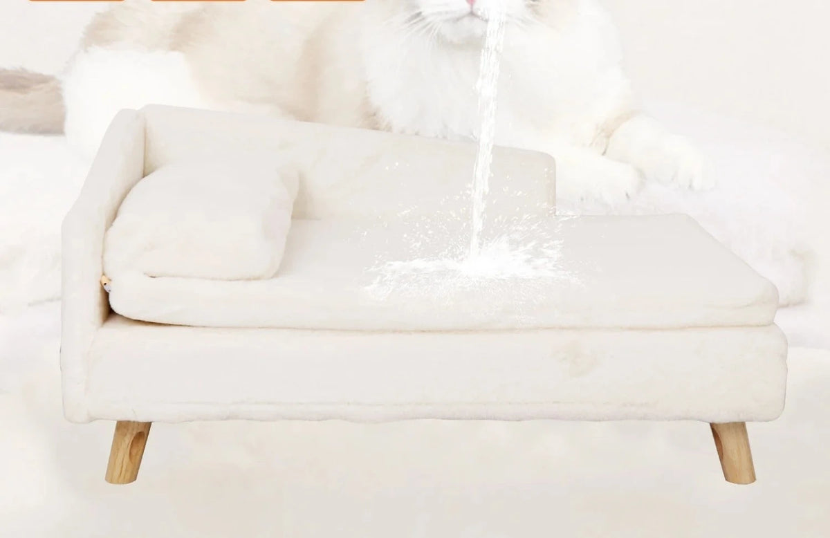 Eau versée sur le canapé surélevé en peluche BINGOPAW : la surface en peluche imperméable reste sèche