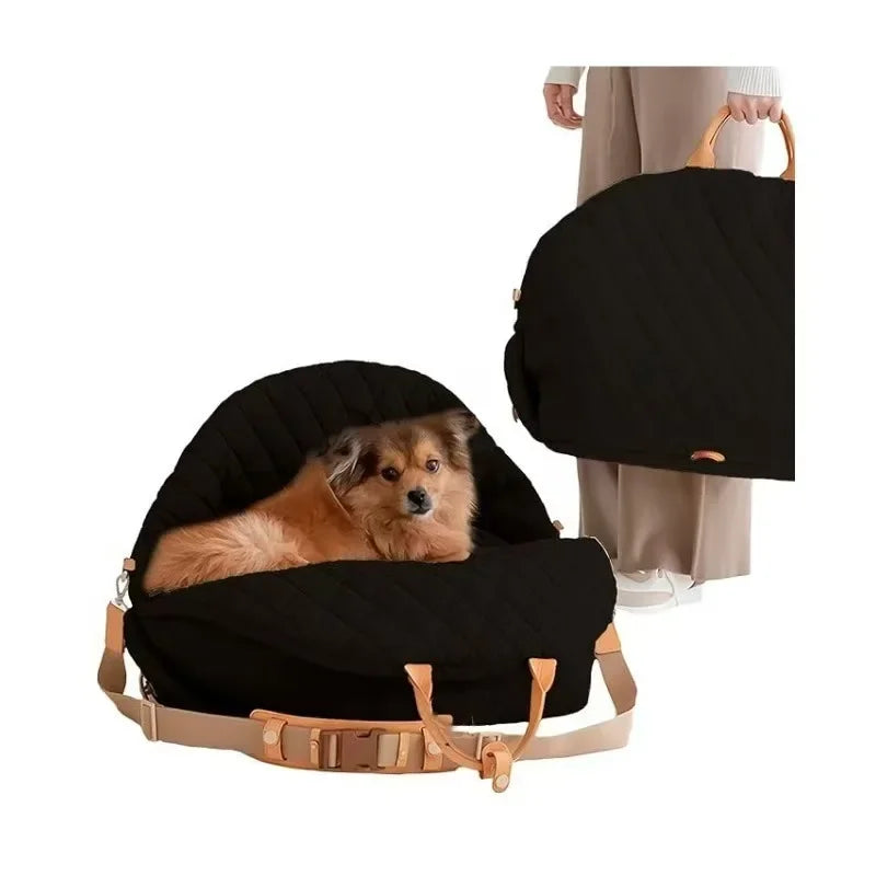 Siège auto 3-en-1 pour petit chien noir matelassé avec chien installé, et version sac portée à la main