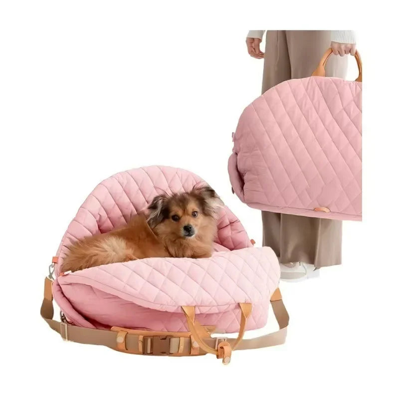 Siège auto 3-en-1 pour petit chien rose matelassé avec chien installé, et version sac portée à la main