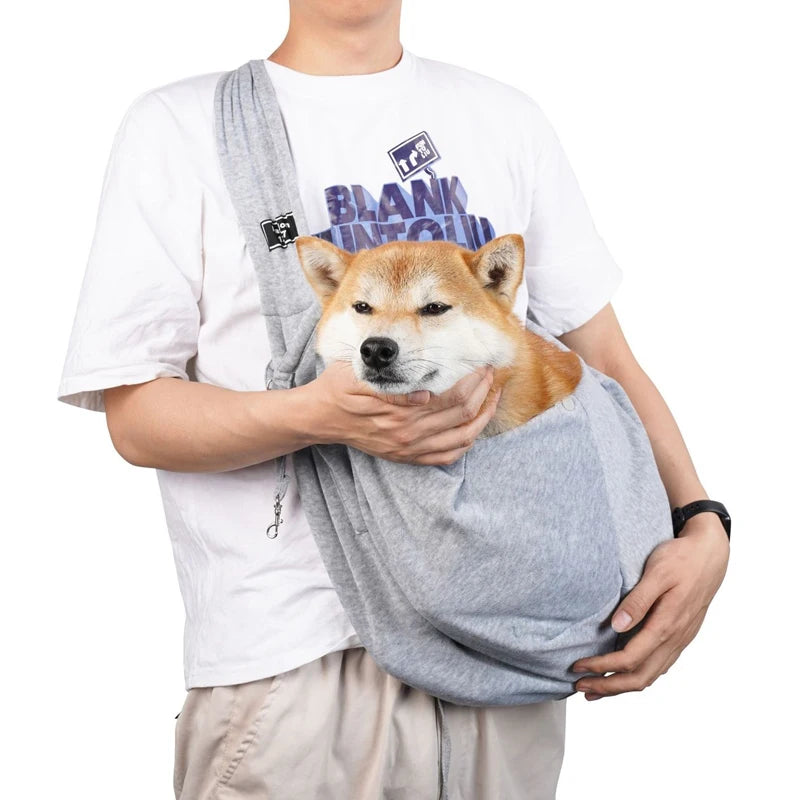 Sac de transport bandoulière pour chien et chat, coloris bleu, porté en bandoulière avec un shiba inu