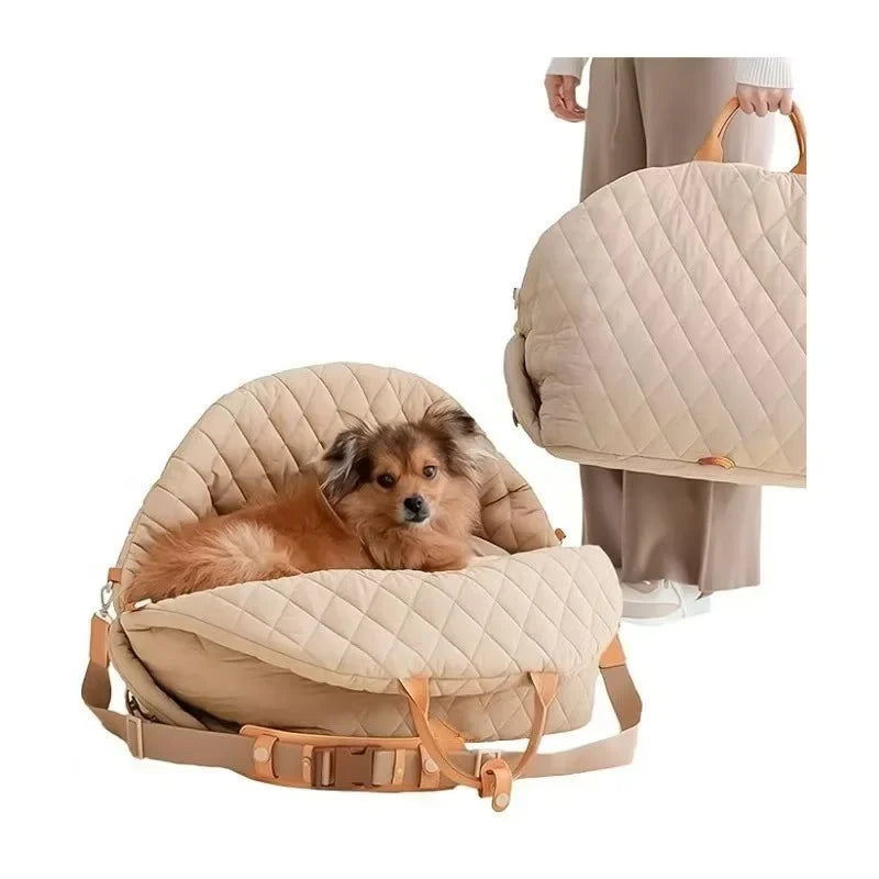 Siège auto 3-en-1 pour petit chien beige matelassé avec chien installé, et version sac portée à la main