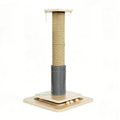 Griffoir pour chat en jute avec brosse de toilettage, coloris naturel, vue de trois quarts sur fond blanc