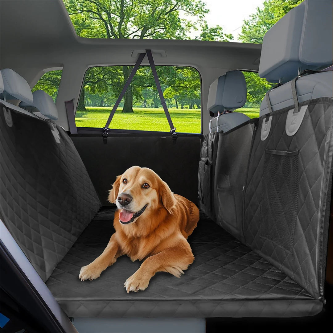 Rallonge de siège arrière imperméable Bingopaw noire installée en voiture, golden retriever couché