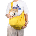 Sac de transport bandoulière pour chien et chat, coloris jaune, porté en bandoulière avec un shiba inu