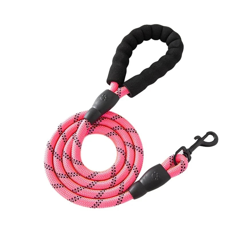 Laisse corde réfléchissante en nylon coloris rose avec poignée en mousse noire et mousqueton