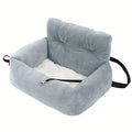 Siège rehausseur auto en peluche pour petit chien et chat, gris clair, coussin blanc et attache, sur fond blanc