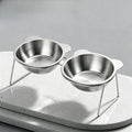 Bol incliné surélevé en inox 304 double pour chat et chiot, deux coupelles sur support posé sur un plateau