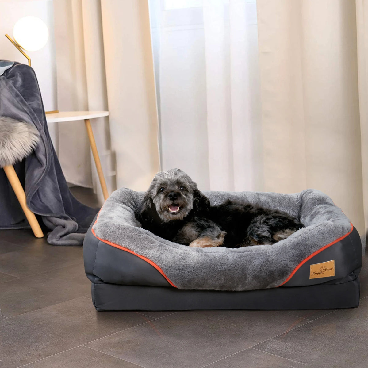 Lit imperméable BINGOPAW pour grand chien gris, petit chien noir couché sur le coussin, vue de trois quarts