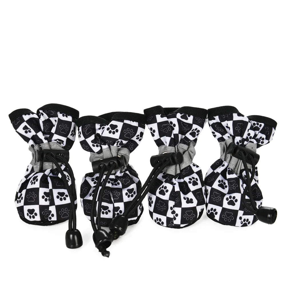 Chaussures imperméables antidérapantes pour chien, lot de 4 motif damier noir et blanc à pattes, sur fond blanc