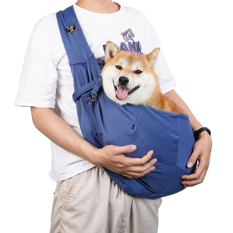 Sac de transport bandoulière pour chien et chat, coloris bleu, porté en bandoulière avec un shiba inu