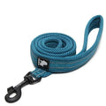 Laisse rembourrée réfléchissante Truelove 200 cm coloris bleu pétrole, enroulée avec mousqueton noir, sur fond blanc