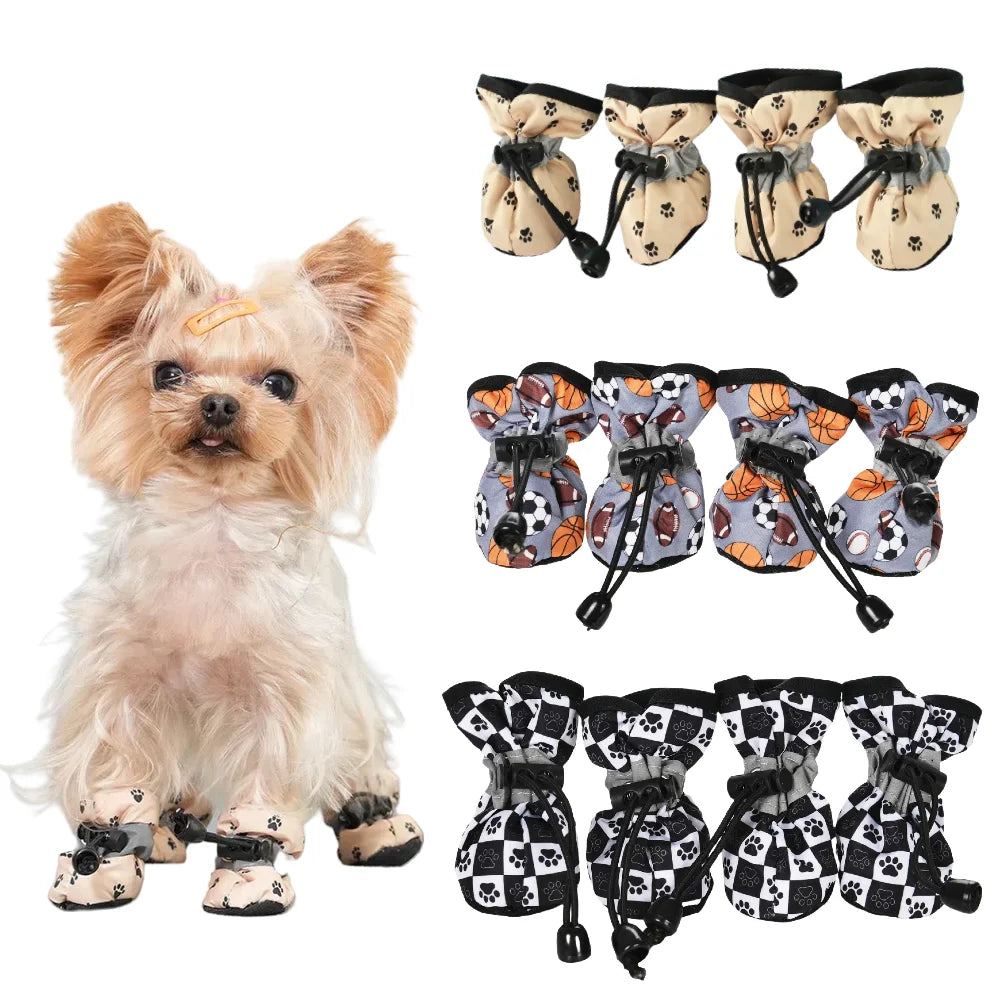 Chaussures imperméables antidérapantes pour chien, Yorkshire portant le modèle beige et les trois motifs