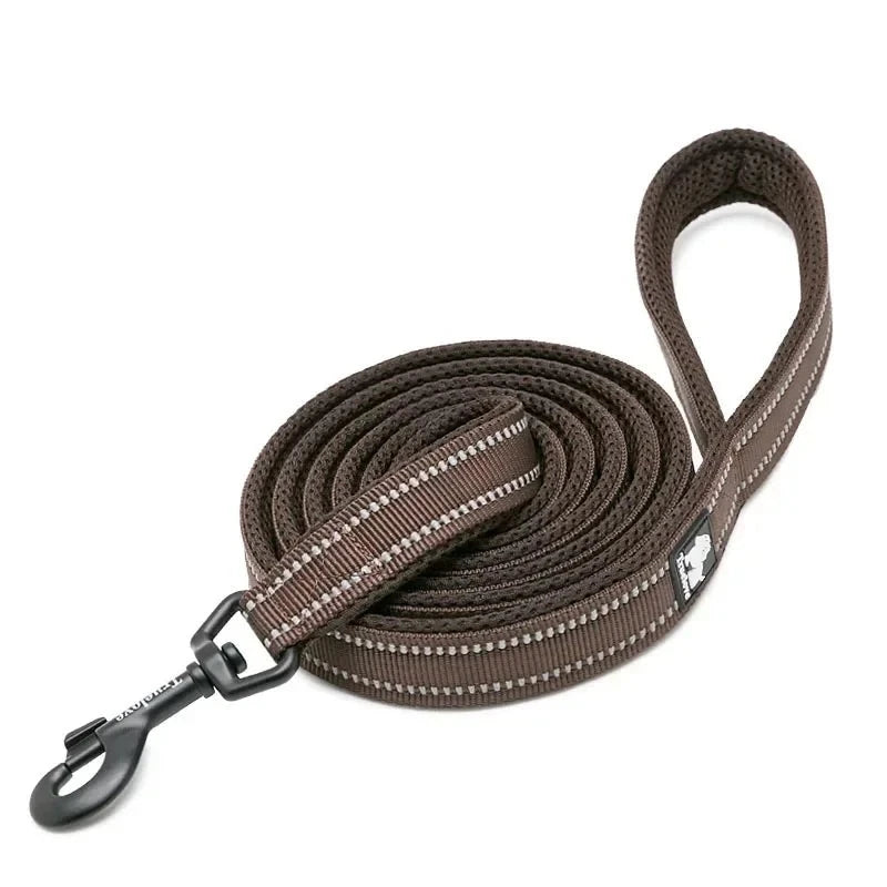 Laisse rembourrée réfléchissante Truelove 200 cm coloris marron, enroulée avec mousqueton noir, sur fond blanc