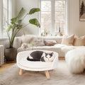 Lit surélevé BINGOPAW en peluche blanche avec pieds en bois massif, chat gris et blanc couché dessus
