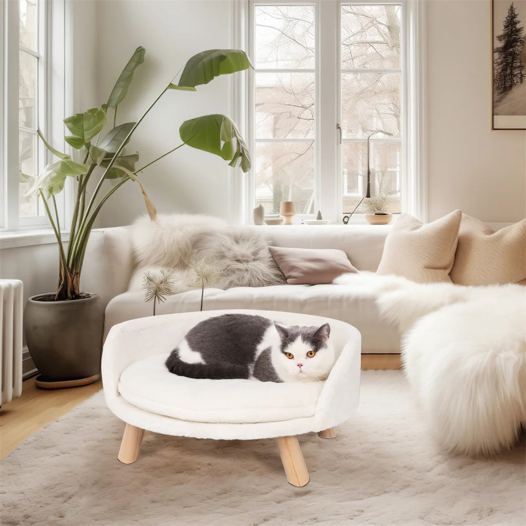 Lit surélevé BINGOPAW en peluche blanche avec pieds en bois massif, chat gris et blanc couché dessus