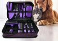Kit de toilettage 9 pièces pour chien dans sa trousse violette ouverte, golden retriever et chat en arrière-plan