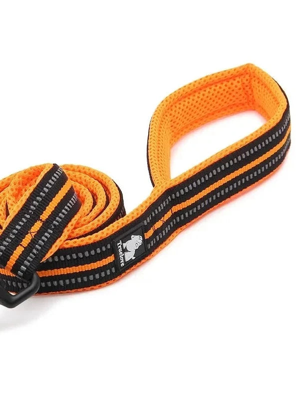 Laisse rembourrée réfléchissante Truelove 200 cm coloris orange, enroulée avec poignée en maille et mousqueton noir